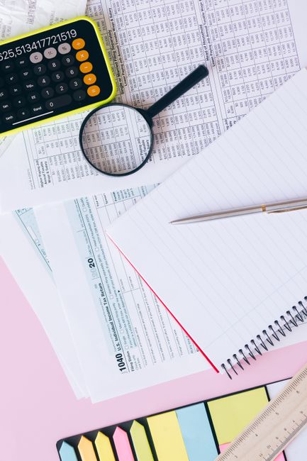 Documents fiscaux et calculatrice pour le calcul de la taxe d'aménagement