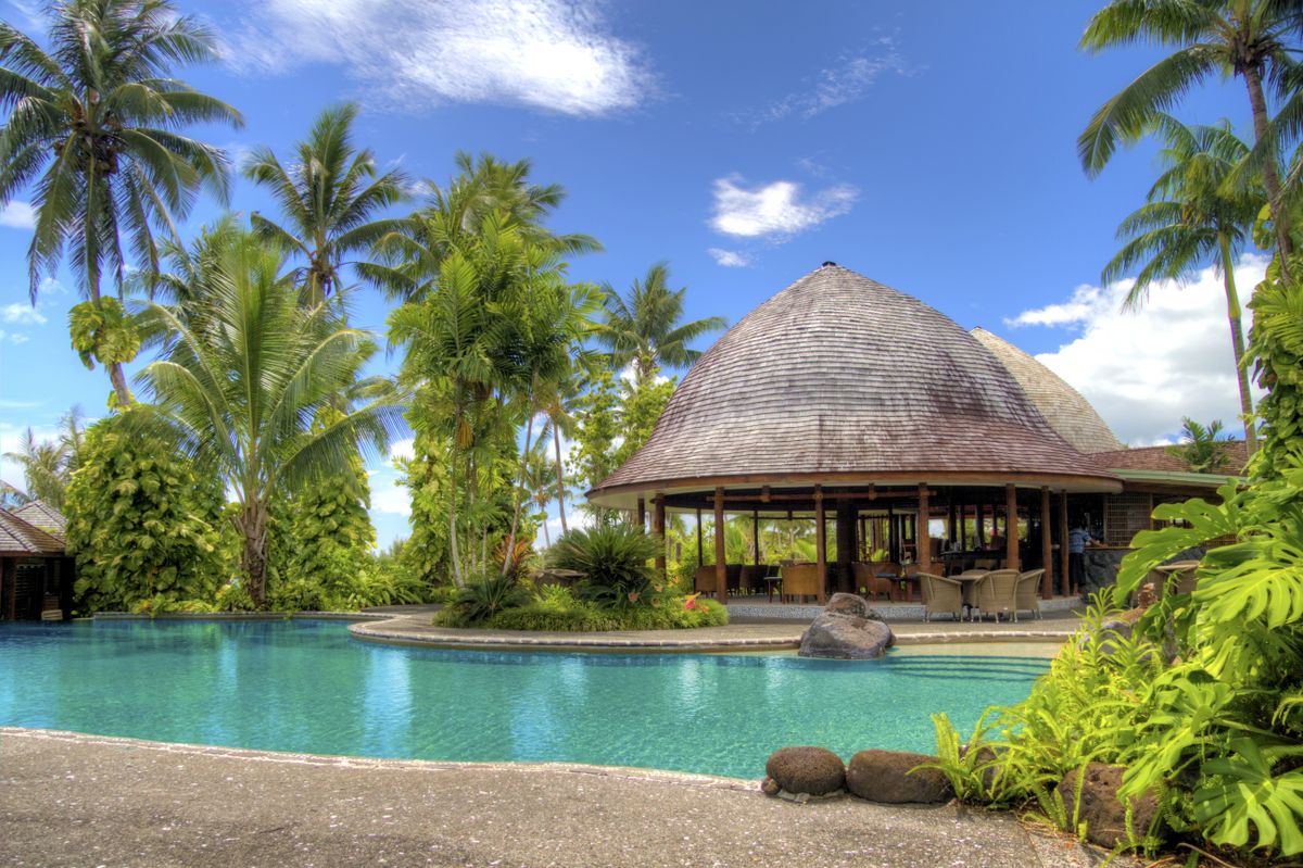 Maison de vacances avec piscine entourée de palmiers